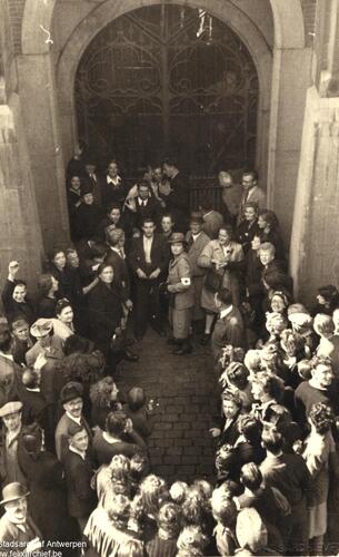 Mensen voor een gebouw