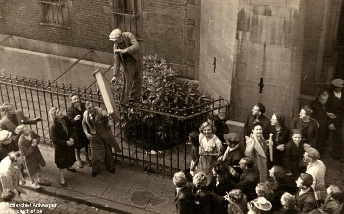 Lachende mensen voor een gebouw