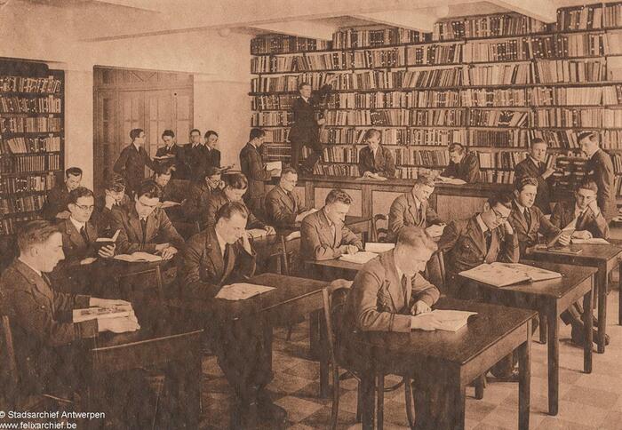 Mensen gezeten aan tafels met boeken