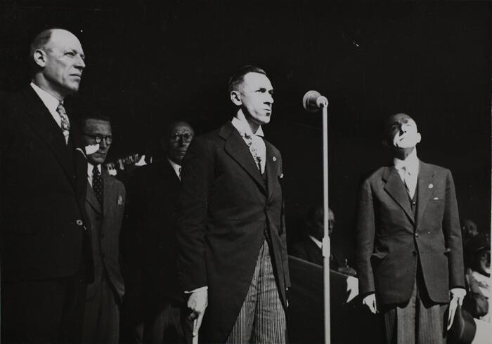 Groep mannen en microfoon