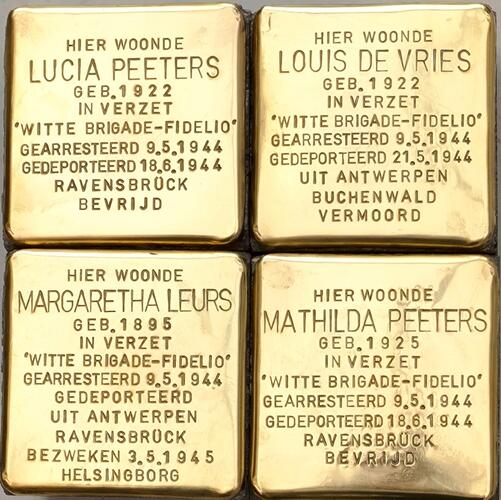 Metalen plaatjes met namen en levensdata