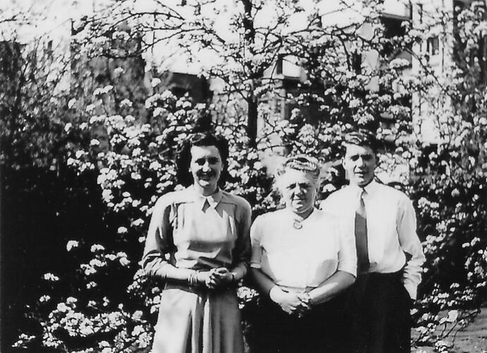 3 mensen in een tuin