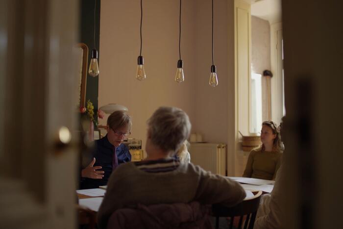 mensen rond een tafel