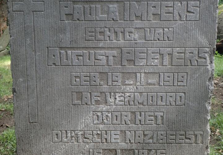 Grafsteen van Paula Impens. Met opschrift 'laf vermoord door het Duitsche nazibeest'