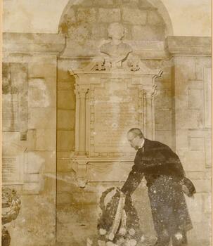 Camille Huysmans voor een gedenkbeeld in Londen