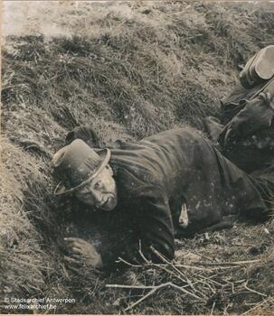 Vluchtende Antwerpenaren in een greppel