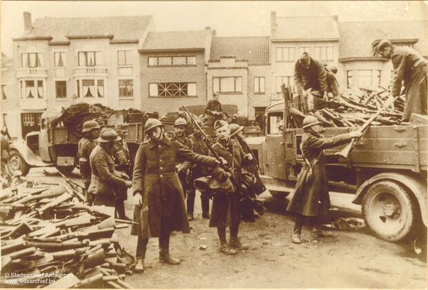 Soldaten geven zich over en stapelen wapens op een hoopje