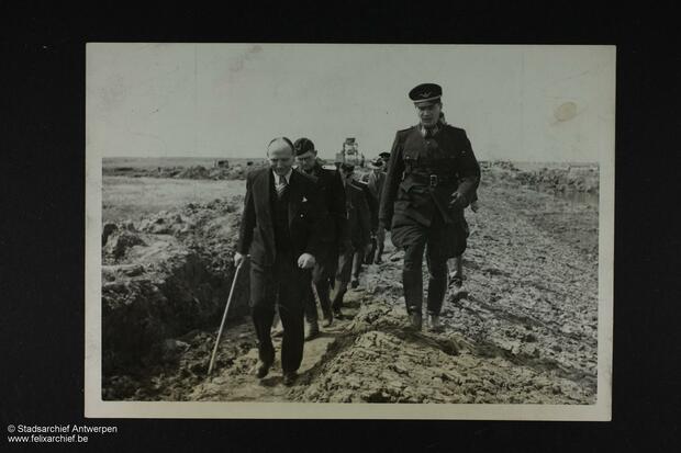 Gerard Romsée aan het wandelen