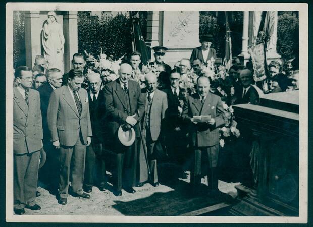 Een groep staat te rouwen voor Eric Sasse