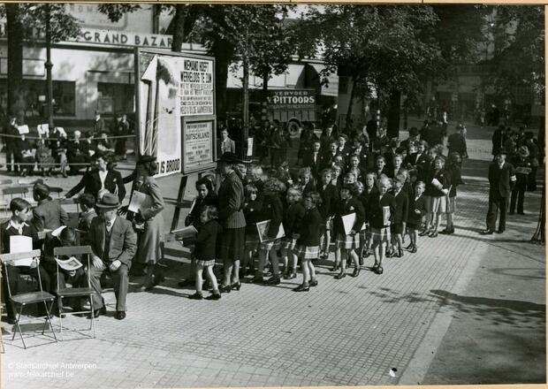 Vrijwilligers staan op een rij om ingeschreven te worden
