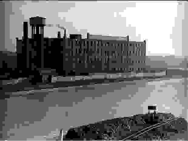 Een uniformenfabriek in Merksem aan het kanaal