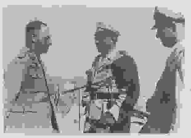 Generaal Erwin Rommel staat tegenover twee generalen in het Egyptische El Alamein