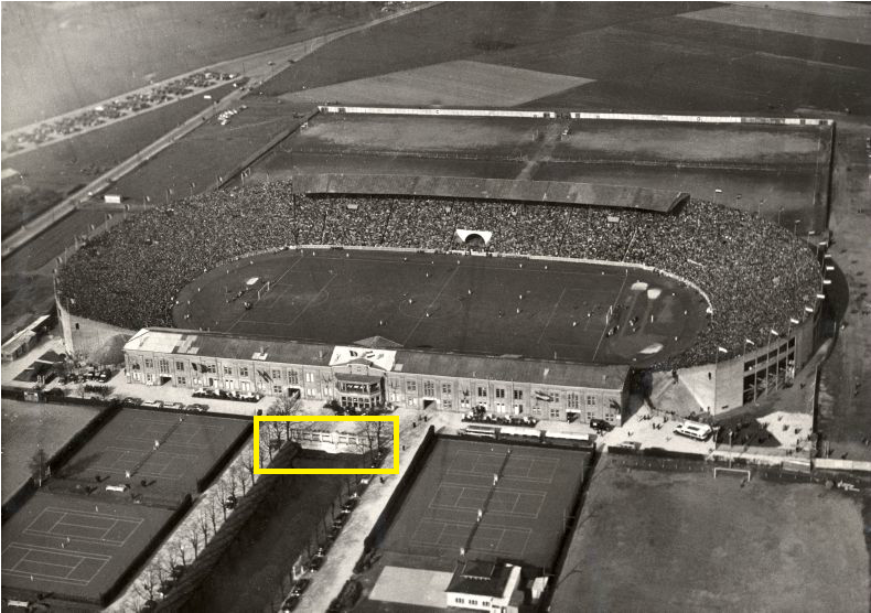 Een vol huis voor de voetbalinterland België-Nederland in 1950. Op de voorgrond het oorlogsmonument.